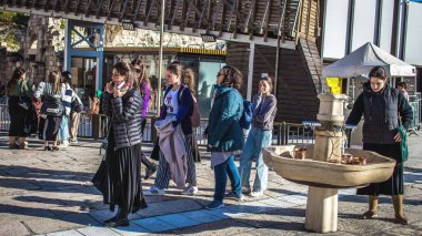 Kudüs, İsrail 26 Aralık 2023. Dünyanın dört bir yanından Yahudiler Batı Duvarı 'na dua etmeye geliyor. İsrail Hamas 'la savaşta olmasına rağmen insanlar kutsal bir yer olan Kotel' e gelmeye devam ediyor.