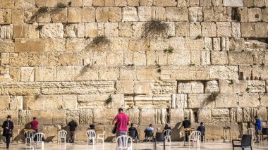 Kudüs, İsrail 26 Aralık 2023. Dünyanın dört bir yanından Yahudiler Batı Duvarı 'na dua etmeye geliyor. İsrail Hamas 'la savaşta olmasına rağmen insanlar kutsal bir yer olan Kotel' e gelmeye devam ediyor.