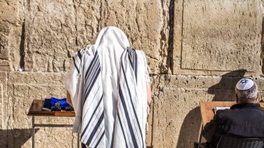 Kudüs, İsrail 26 Aralık 2023. Dünyanın dört bir yanından Yahudiler Batı Duvarı 'na dua etmeye geliyor. İsrail Hamas 'la savaşta olmasına rağmen insanlar kutsal bir yer olan Kotel' e gelmeye devam ediyor.