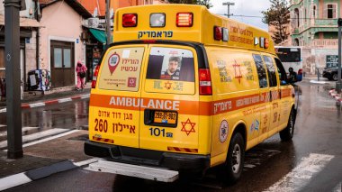 Tel Aviv, İsrail - 6 Aralık 2023 İsrail ambulansı Tel Aviv sokaklarında ilerliyor.