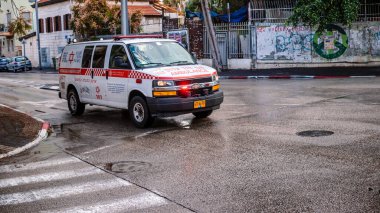 Tel Aviv, İsrail - 6 Aralık 2023 İsrail ambulansı Tel Aviv sokaklarında ilerliyor.