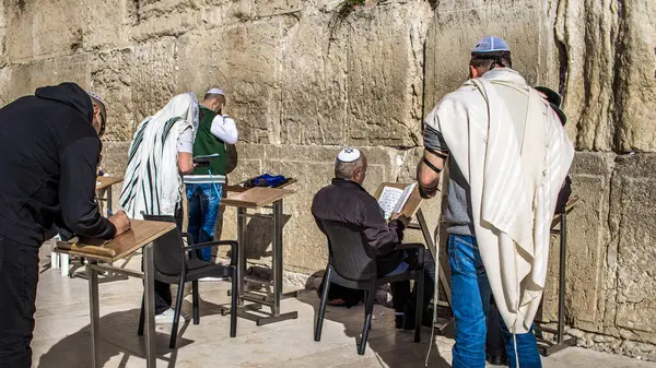 stock image Jerusalem, Israel December 26, 2023 Jews from around the world come to pray at the Western Wall. Although Israel is at war with Hamas, people continue to come to the Kotel, a holy site