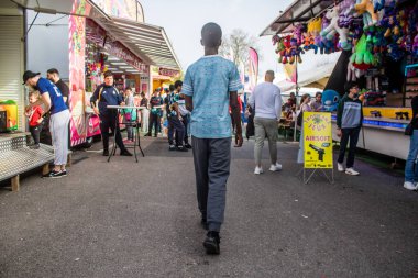 Fransa 'yı 6 Nisan 2024' te Reims şehir merkezinde bulunan renkli stantlarıyla Reims 'e bağlıyor. Bahar Festivali aileleri ve çocukları burada bir araya getiriyor.