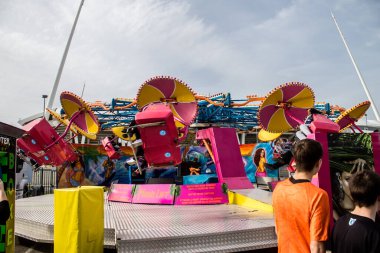 Fransa 'yı 6 Nisan 2024' te Reims şehir merkezinde bulunan renkli stantlarıyla Reims 'e bağlıyor. Bahar Festivali aileleri ve çocukları burada bir araya getiriyor.