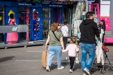 Fransa 'yı 6 Nisan 2024' te Reims şehir merkezinde bulunan renkli stantlarıyla Reims 'e bağlıyor. Bahar Festivali aileleri ve çocukları burada bir araya getiriyor.