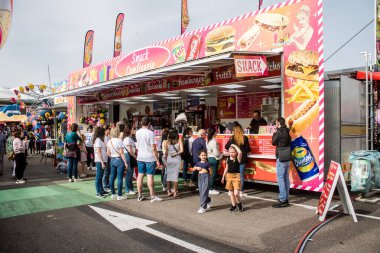 Fransa 'yı 6 Nisan 2024' te Reims şehir merkezinde bulunan renkli stantlarıyla Reims 'e bağlıyor. Bahar Festivali aileleri ve çocukları burada bir araya getiriyor.