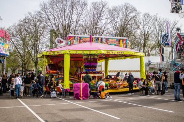 Fransa 'yı 6 Nisan 2024' te Reims şehir merkezinde bulunan renkli stantlarıyla Reims 'e bağlıyor. Bahar Festivali aileleri ve çocukları burada bir araya getiriyor.