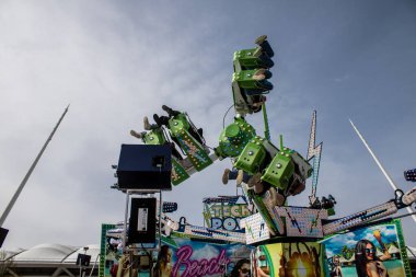 Fransa 'yı 6 Nisan 2024' te Reims şehir merkezinde bulunan renkli stantlarıyla Reims 'e bağlıyor. Bahar Festivali aileleri ve çocukları burada bir araya getiriyor.