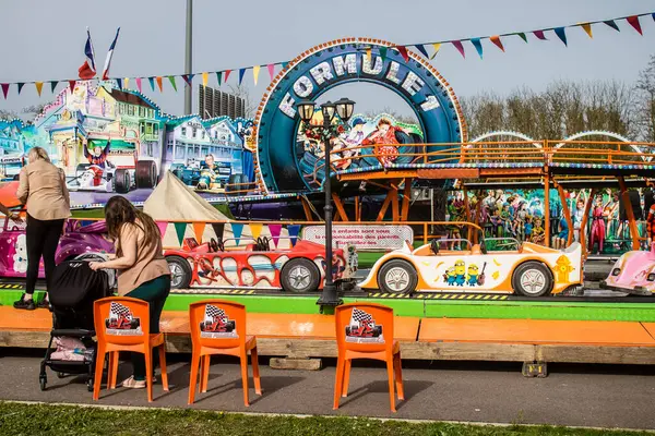 Fransa 'yı 6 Nisan 2024' te Reims şehir merkezinde bulunan renkli stantlarıyla Reims 'e bağlıyor. Bahar Festivali aileleri ve çocukları burada bir araya getiriyor.