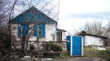 Ukrayna 'nın Donbass kasabasındaki Terny köyünde yıkılmış bir ev. Burası cephe hattı, Rus ordusu Ukrayna 'yı işgal etti ve savaş alanı haline gelen bu bölgede ağır çatışmalar yaşanıyor. Geriye sadece harabeler kaldı ve tüm insanlar.