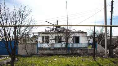 Ukrayna 'nın Donbass kasabasındaki Terny köyünde yıkılmış bir ev. Burası cephe hattı, Rus ordusu Ukrayna 'yı işgal etti ve savaş alanı haline gelen bu bölgede ağır çatışmalar yaşanıyor. Geriye sadece harabeler kaldı ve tüm insanlar.