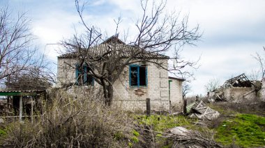 Ukrayna 'nın Donbass kasabasındaki Terny köyünde yıkılmış bir ev. Burası cephe hattı, Rus ordusu Ukrayna 'yı işgal etti ve savaş alanı haline gelen bu bölgede ağır çatışmalar yaşanıyor. Geriye sadece harabeler kaldı ve tüm insanlar.