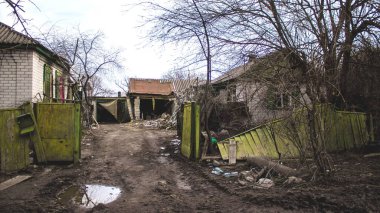 Ukrayna 'nın Donbass kasabasındaki Terny köyünde yıkılmış bir ev. Burası cephe hattı, Rus ordusu Ukrayna 'yı işgal etti ve savaş alanı haline gelen bu bölgede ağır çatışmalar yaşanıyor. Geriye sadece harabeler kaldı ve tüm insanlar.