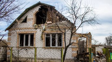 Ukrayna 'nın Donbass kasabasındaki Terny köyünde yıkılmış bir ev. Burası cephe hattı, Rus ordusu Ukrayna 'yı işgal etti ve savaş alanı haline gelen bu bölgede ağır çatışmalar yaşanıyor. Geriye sadece harabeler kaldı ve tüm insanlar.