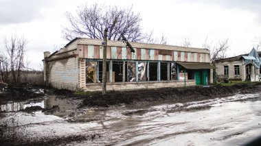 Ukrayna 'nın Donbass kasabasındaki Terny köyünde yıkılmış bir ev. Burası cephe hattı, Rus ordusu Ukrayna 'yı işgal etti ve savaş alanı haline gelen bu bölgede ağır çatışmalar yaşanıyor. Geriye sadece harabeler kaldı ve tüm insanlar.