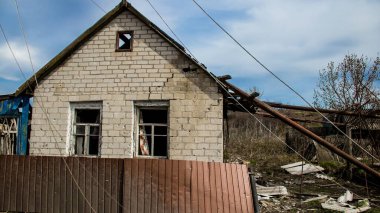 Ukrayna 'nın Donbass kasabasındaki Terny köyünde yıkılmış bir ev. Burası cephe hattı, Rus ordusu Ukrayna 'yı işgal etti ve savaş alanı haline gelen bu bölgede ağır çatışmalar yaşanıyor. Geriye sadece harabeler kaldı ve tüm insanlar.