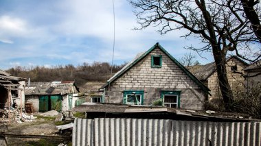 Ukrayna 'nın Donbass kasabasındaki Terny köyünde yıkılmış bir ev. Burası cephe hattı, Rus ordusu Ukrayna 'yı işgal etti ve savaş alanı haline gelen bu bölgede ağır çatışmalar yaşanıyor. Geriye sadece harabeler kaldı ve tüm insanlar.
