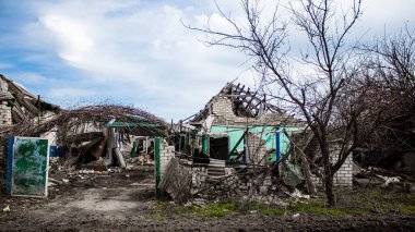 Ukrayna 'nın Donbass kasabasındaki Terny köyünde yıkılmış bir ev. Burası cephe hattı, Rus ordusu Ukrayna 'yı işgal etti ve savaş alanı haline gelen bu bölgede ağır çatışmalar yaşanıyor. Geriye sadece harabeler kaldı ve tüm insanlar.