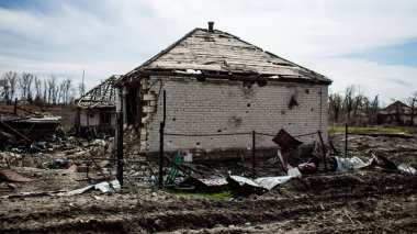 Ukrayna 'nın Donbass kasabasındaki Terny köyünde yıkılmış bir ev. Burası cephe hattı, Rus ordusu Ukrayna 'yı işgal etti ve savaş alanı haline gelen bu bölgede ağır çatışmalar yaşanıyor. Geriye sadece harabeler kaldı ve tüm insanlar.