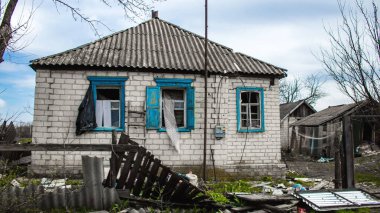 Ukrayna 'nın Donbass kasabasındaki Terny köyünde yıkılmış bir ev. Burası cephe hattı, Rus ordusu Ukrayna 'yı işgal etti ve savaş alanı haline gelen bu bölgede ağır çatışmalar yaşanıyor. Geriye sadece harabeler kaldı ve tüm insanlar.