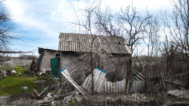 Ukrayna 'nın Donbass kasabasındaki Terny köyünde yıkılmış bir ev. Burası cephe hattı, Rus ordusu Ukrayna 'yı işgal etti ve savaş alanı haline gelen bu bölgede ağır çatışmalar yaşanıyor. Geriye sadece harabeler kaldı ve tüm insanlar.