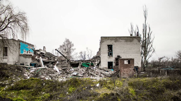 Городской пейзаж разрушенного села Терни на Донбассе в Украине, это линия фронта, российская армия вторглась на Украину и в этом регионе происходят ожесточенные бои, ставшие полем битвы