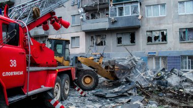 İtfaiyeciler Sloviansk 'ın yerleşim bölgesindeki bir binaya müdahale ettiler ve bir S300 füzesi tarafından sert bir şekilde vuruldu. Hasar hatırı sayılır düzeyde ve birçok kurban hala enkaz altında. Siviller öncelikli hedeflerdir..
