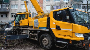 İtfaiyeciler Sloviansk 'ın yerleşim bölgesindeki bir binaya müdahale ettiler ve bir S300 füzesi tarafından sert bir şekilde vuruldu. Hasar hatırı sayılır düzeyde ve birçok kurban hala enkaz altında. Siviller öncelikli hedeflerdir..