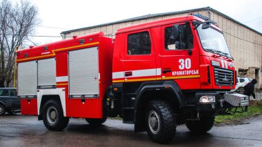 İtfaiyeciler Sloviansk 'ın yerleşim bölgesindeki bir binaya müdahale ettiler ve bir S300 füzesi tarafından sert bir şekilde vuruldu. Hasar hatırı sayılır düzeyde ve birçok kurban hala enkaz altında. Siviller öncelikli hedeflerdir..