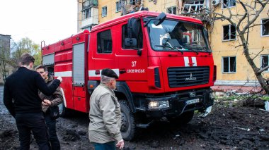 İtfaiyeciler Sloviansk 'ın yerleşim bölgesindeki bir binaya müdahale ettiler ve bir S300 füzesi tarafından sert bir şekilde vuruldu. Hasar hatırı sayılır düzeyde ve birçok kurban hala enkaz altında. Siviller öncelikli hedeflerdir..