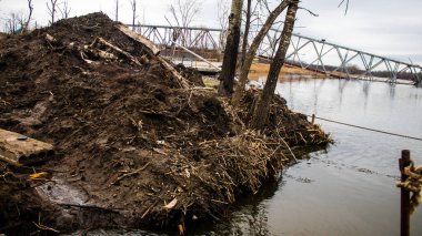Sloviansk ve Lyman 'ı Donbas' a bağlayan savaş bölgesinde yıkılmış köprü. Askerlerin ve araçların ön cepheye taşınmasını kolaylaştırmak için Ukrayna Silahlı Kuvvetleri tarafından yüzen bir köprü kuruldu..