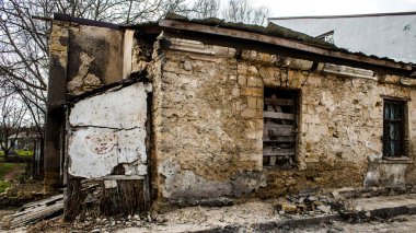 Kherson City 'deki topçu ateşinden hasar görmüş. Kherson şehri sürekli olarak Rus bombardımanı altındadır. Çok az sivil kalmıştır ve tüm işletmeler kapanmıştır. Binalar sivil hedeflerdir.