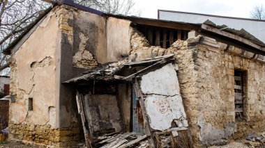 Kherson City 'deki topçu ateşinden hasar görmüş. Kherson şehri sürekli olarak Rus bombardımanı altındadır. Çok az sivil kalmıştır ve tüm işletmeler kapanmıştır. Binalar sivil hedeflerdir.