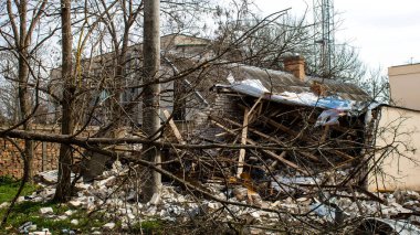 Kherson City 'deki topçu ateşinden hasar görmüş. Kherson şehri sürekli olarak Rus bombardımanı altındadır. Çok az sivil kalmıştır ve tüm işletmeler kapanmıştır. Binalar sivil hedeflerdir.