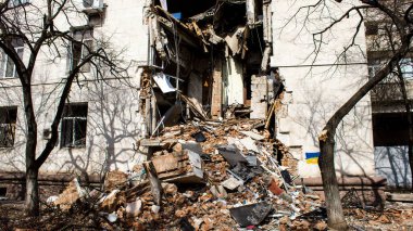 Kherson City 'deki topçu ateşinden hasar görmüş. Kherson şehri sürekli olarak Rus bombardımanı altındadır. Çok az sivil kalmıştır ve tüm işletmeler kapanmıştır. Binalar sivil hedeflerdir.