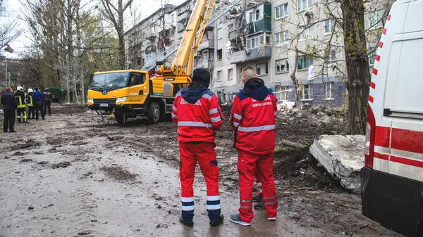 Räddare Ingriper Byggnad Ett Bostadsområde Sloviansk Drabbades Rakt Sak S300 — Stockfoto