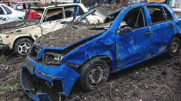 Maşina Distrusă Lângă Explozie După Atac Rachete Asupra Orașului Sloviansk — Fotografie, imagine de stoc
