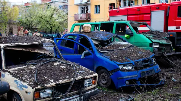 Maşina Distrusă Lângă Explozie După Atac Rachete Asupra Orașului Sloviansk — Fotografie, imagine de stoc