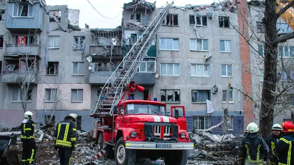Pompierii Intervin Într Clădire Dintr Zonă Rezidențială Din Sloviansk Fost — Fotografie, imagine de stoc