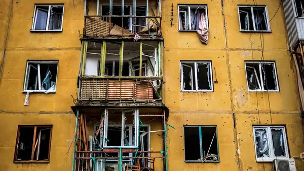 Clădire Dintr Zonă Rezidențială Din Sloviansk Fost Lovită Direct Rachetă — Fotografie, imagine de stoc