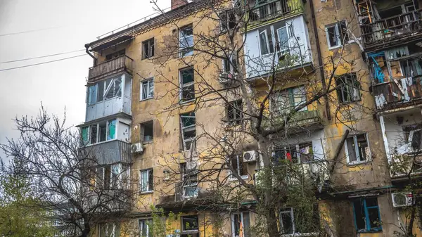 Clădire Dintr Zonă Rezidențială Din Sloviansk Fost Lovită Direct Rachetă — Fotografie, imagine de stoc
