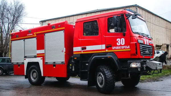 Brandmän Ingriper Byggnad Ett Bostadsområde Sloviansk Drabbades Hårt S300 Missil — Stockfoto