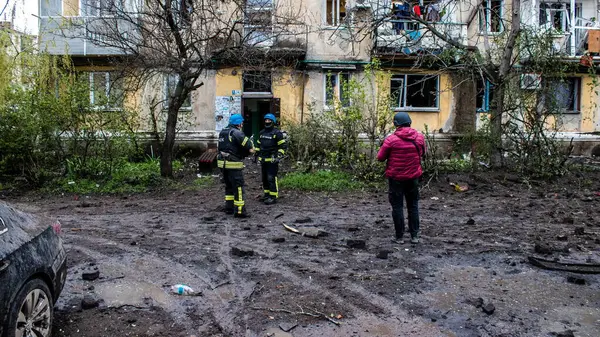Pompierii Intervin Într Clădire Dintr Zonă Rezidențială Din Sloviansk Fost — Fotografie, imagine de stoc