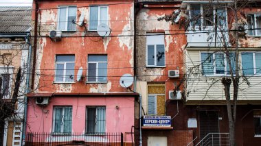 Kherson City 'deki sanat eserleri zarar görmüş. Kherson şehri sürekli olarak Rus bombardımanı altındadır. Çok az sivil kalmıştır ve tüm işletmeler kapanmıştır. Binalar sivil hedeflerdir.