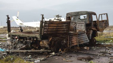 Uluslararası Kherson Havaalanı 'nda Rus pozisyonu. Ukrayna 'daki Kherson Oblastı' nda. Chernobaivka saldırıları, Rusya 'nın güneydeki işgali sırasında Rusya' nın elinde bulunan Kherson Uluslararası Havalimanı 'na yapılan bir dizi Ukrayna saldırısıdır.