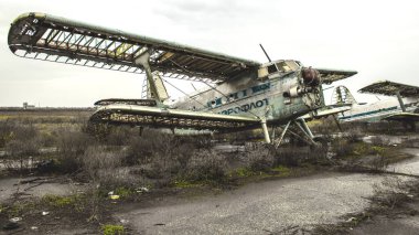 Uluslararası Kherson Havaalanı 'nda yok edilen uçak. Chernobaivka saldırıları, Ukrayna 'nın güneyindeki Rus işgali sırasında Rusya' nın elinde bulunan Kherson Uluslararası Havalimanı 'na düzenlenen bir dizi Ukrayna saldırısıdır..