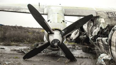 Uluslararası Kherson Havaalanı 'nda yok edilen uçak. Chernobaivka saldırıları, Ukrayna 'nın güneyindeki Rus işgali sırasında Rusya' nın elinde bulunan Kherson Uluslararası Havalimanı 'na düzenlenen bir dizi Ukrayna saldırısıdır..