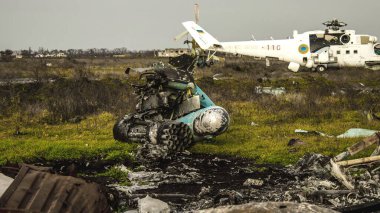 Ukrayna 'daki Kherson Oblastı' nda bulunan Uluslararası Kherson Havaalanı 'nda savaş helikopterleri imha edildi. Chernobaivka saldırıları, Rus istila kampı sırasında Ukrayna 'nın elinde bulunan Kherson Uluslararası Havalimanı' na düzenlediği bir dizi saldırıdır.