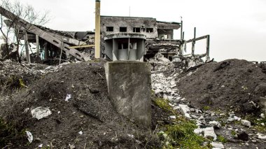 Ukrayna 'nın Kherson Oblastı' nda bulunan Chornobaivka 'daki Kherson Uluslararası Havalimanı' nın yıkımı. Chernobaivka saldırıları, Rus işgali sırasında Rusya 'nın elinde bulunan Kherson Uluslararası Havalimanı' na yapılan bir dizi Ukrayna saldırısıdır.