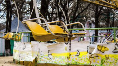 Kherson, Ukrayna, 23 Mart 2023 terk edilmiş lunapark. Funfair, Rus istilasından sonra kalıcı olarak kapatıldı. Sürekli bombardıman altında olan şehri siviller terk etti.